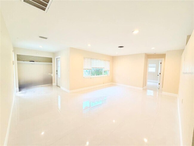 Photo - 4866 Huntington St NE