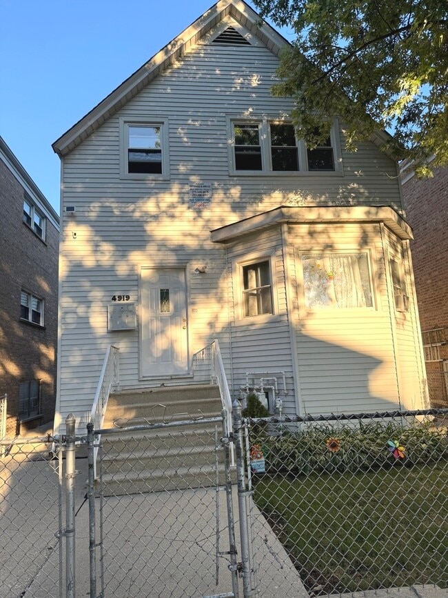Building Photo - 4919 N Kedvale Ave Unit 2