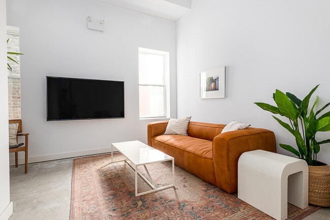 Photo - 1636 N Western Avenue