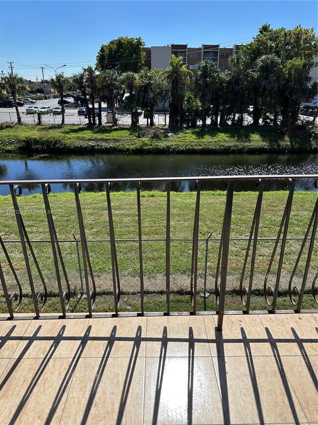 Photo - 1300 W 53rd St Unidad 28