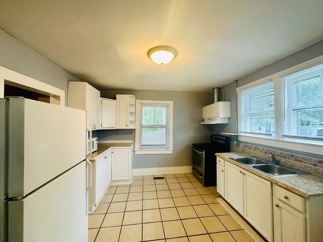 Photo - DOWNTOWN - 3 Bedroom/1 Bath - Located clos...