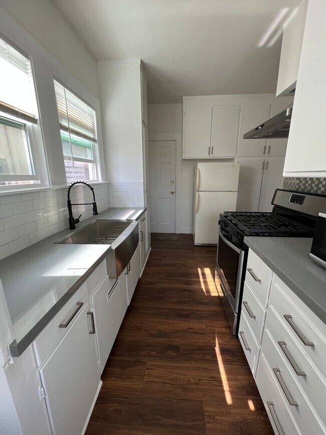 kitchen - 1694 Oxford St Apartments