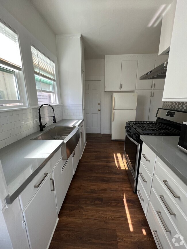 Building Photo - 1694 Oxford St Rental