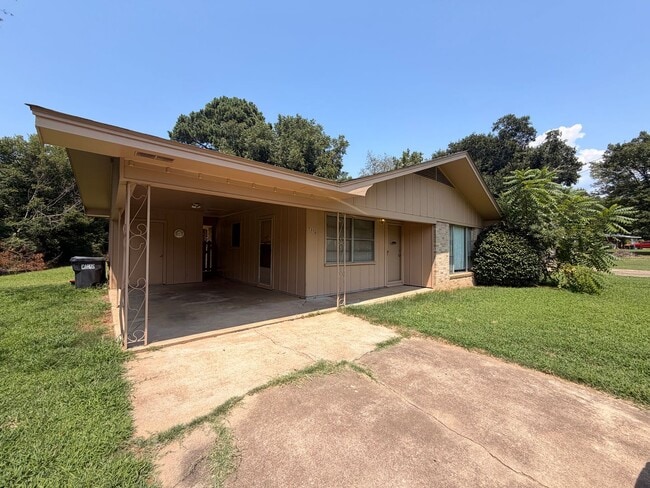 Building Photo - 1310 Bradley Ln