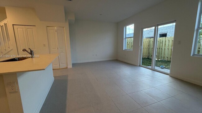 Photo - 1077 SE 2nd St