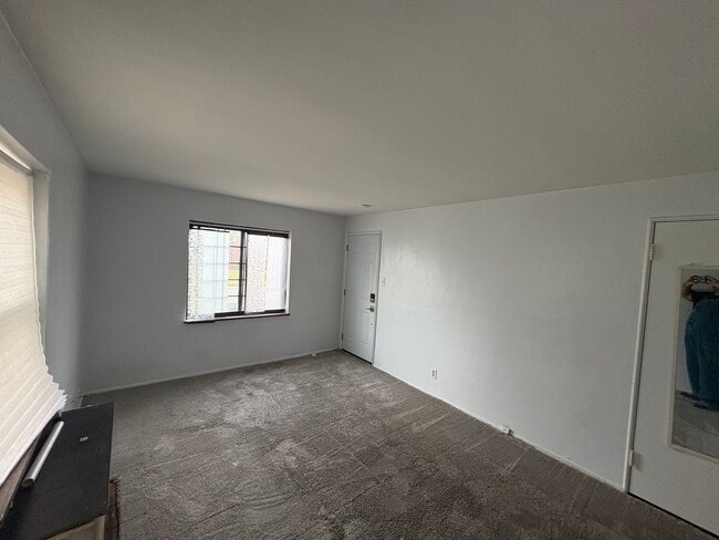 Photo - 14 W Victory Dr Unit B