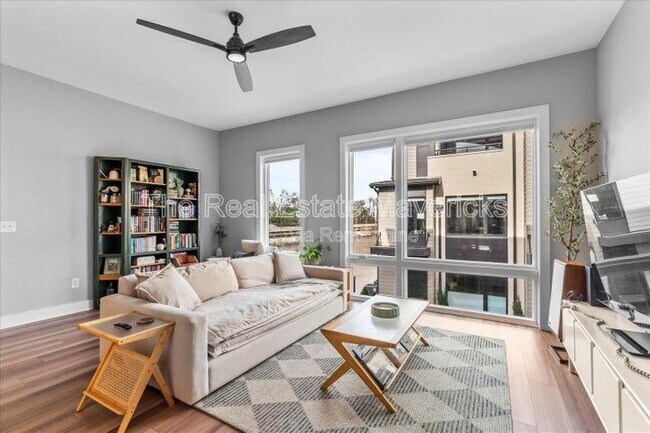 Photo - 821 Burnside Pl