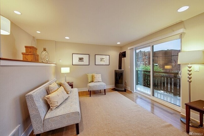 Photo - 3841 Woodland Park Ave N