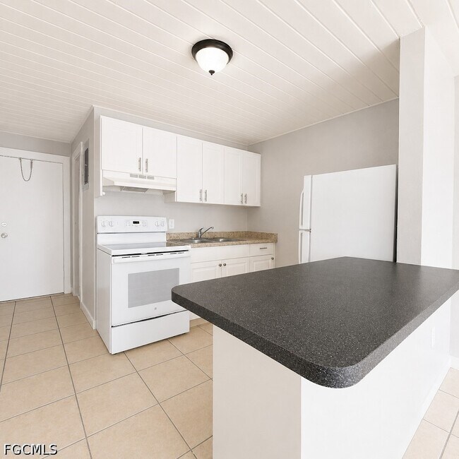 3240 Dora St