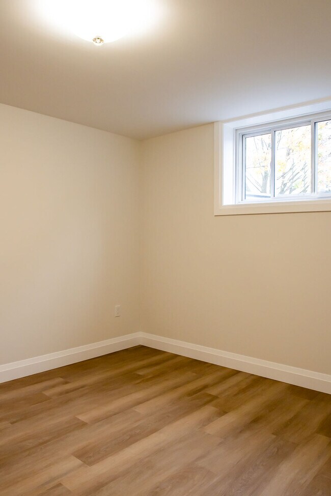 Photo - Stunning MODERN 2 Bdrm APARTMENT - Westmount * AVAIL Now *