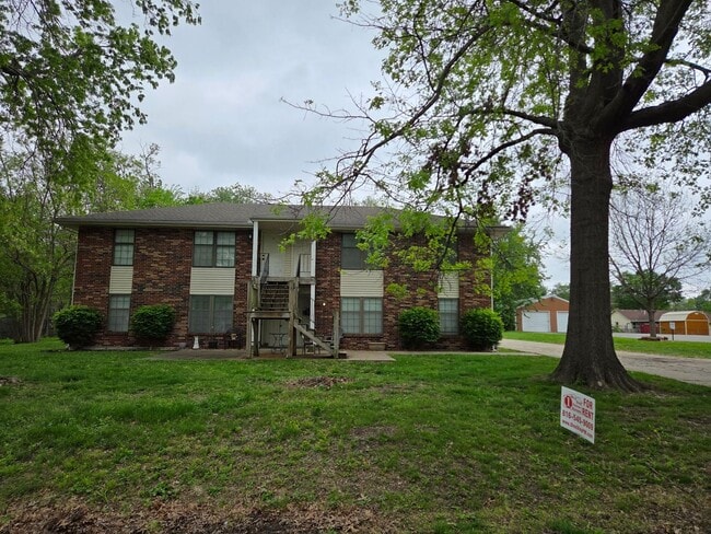 Building Photo - Updated 2 Bedroom / 1 Bathroom in Lee's Summit!!