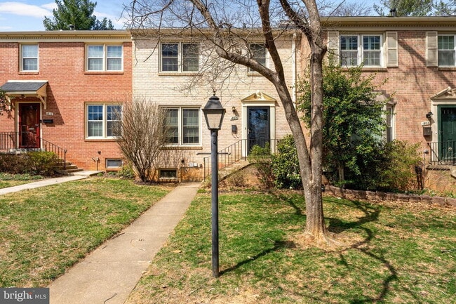 Building Photo - Spacious & Stylish North Shore Cluster Home Near Reston Town Center