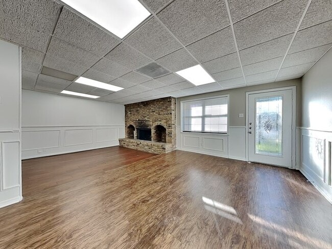 Building Photo - 2515 Wanda Dr