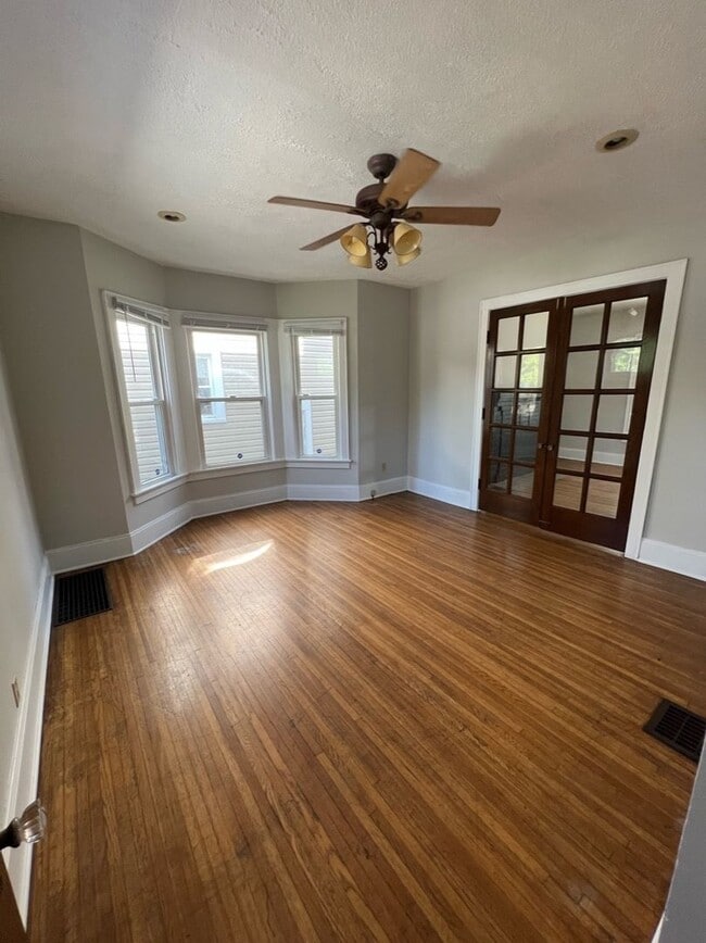 Photo - 4 BED 3 BATH HOUSE AVAILABLE! STUDENT HOUSING AVAILABLE FOR 2026-2027 SCHOOL YEAR