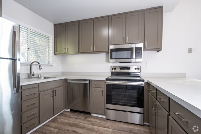 2BR, 2BA - 873SF - Kitchen