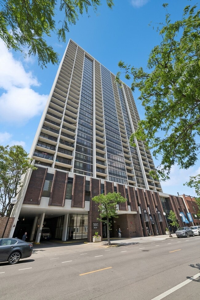Building Photo - 1636 N Wells St Unit 1108