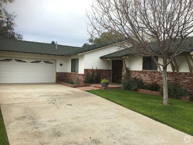 Building Photo - Single story 3 bed, 2 bath home with RV Ac...