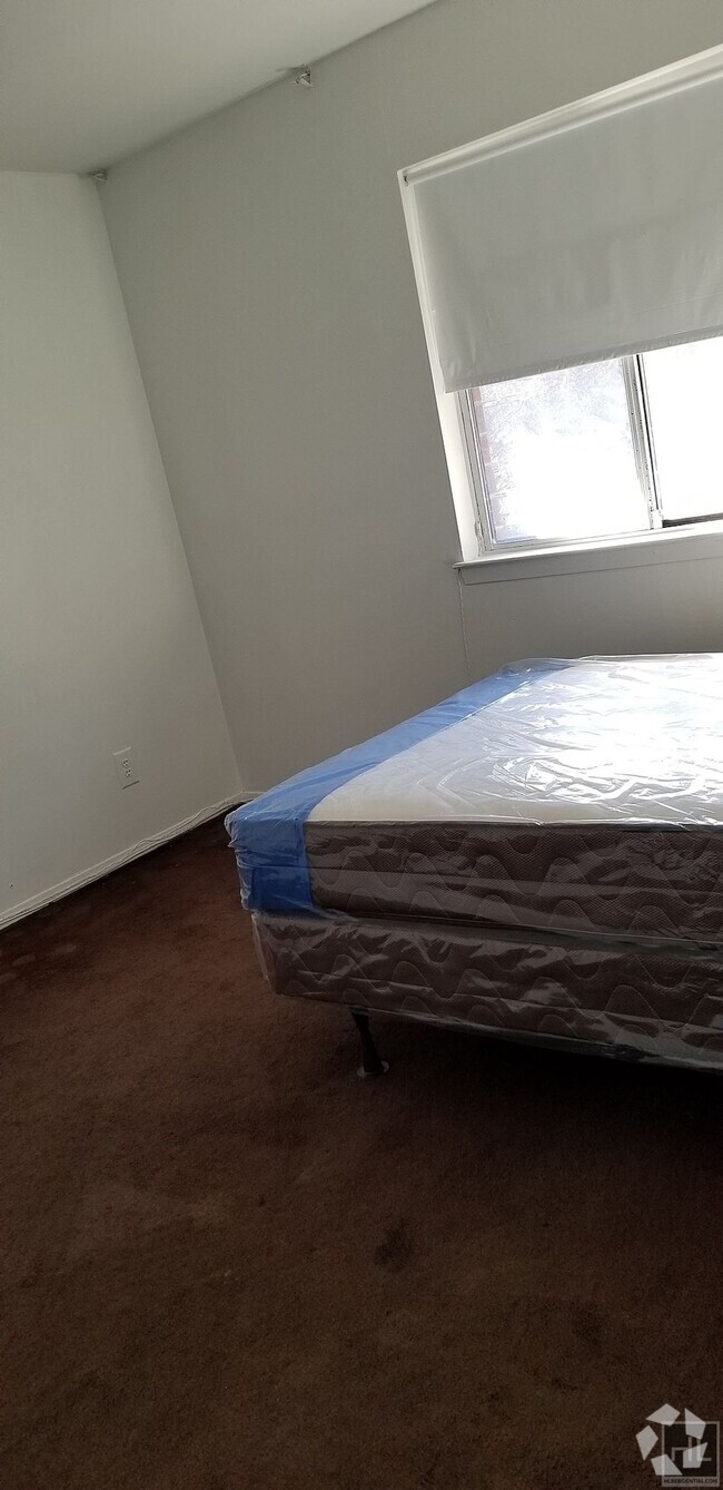 Building Photo - ROOM! ROOM! ROOM FOR RENT IN BROWNSVILLE M... Unit 2 Rental