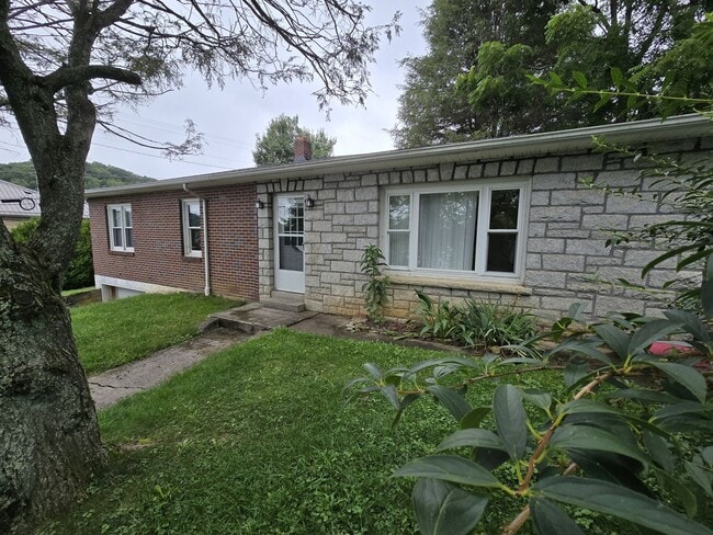 Building Photo - Charming Ranch Right Off W King Street!