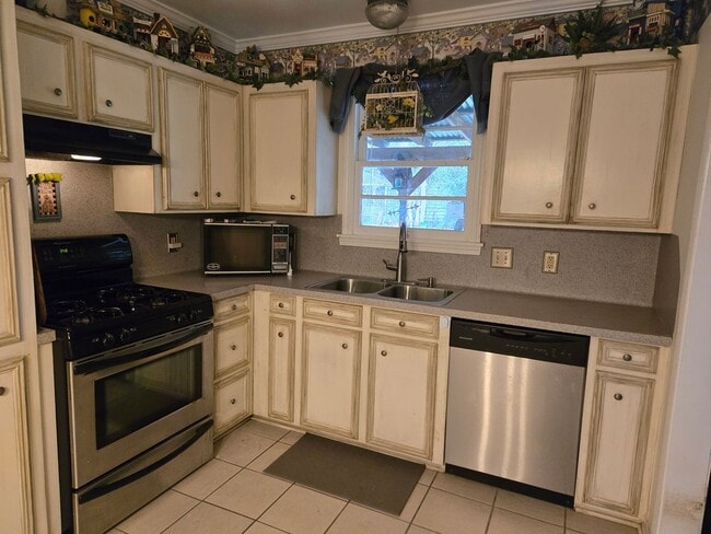 Photo - Broadmoor Historical  3 Bedroom 1 Bathroom