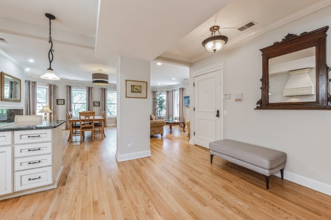 Photo - 2033 W Jarvis Ave Unidad Apt 3