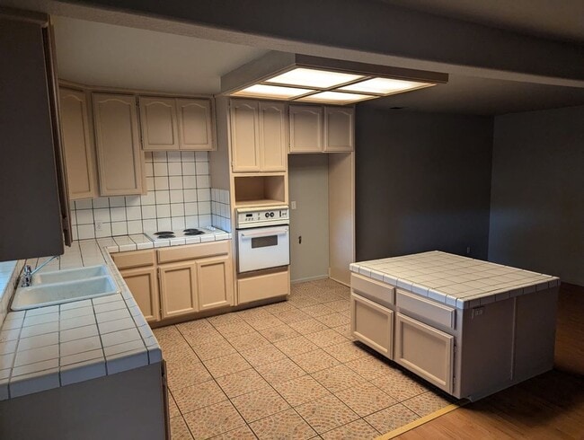Building Photo - Bright & Inviting Home with Covered Patio, Gated Yard & Alley Access