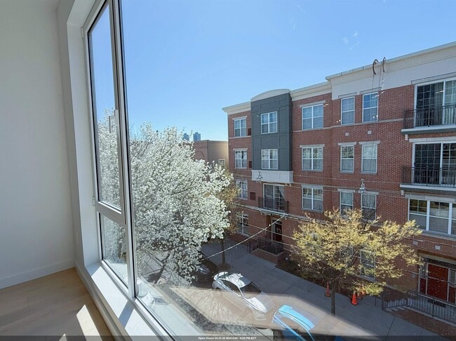 Building Photo - 425 3rd St Unit 315