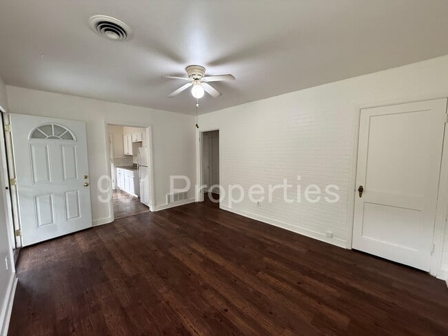 Photo - 981 Chatwood St