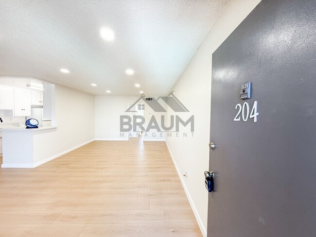 Photo - 6041 Whitsett Ave Unit 204