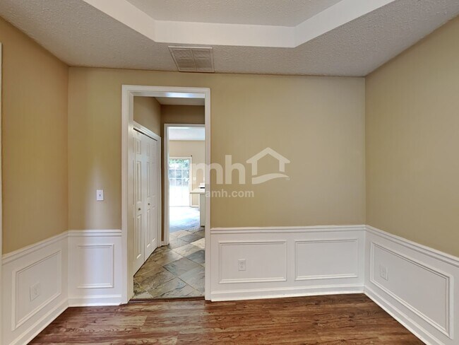 Photo - 607 Wallnut Hall Trl