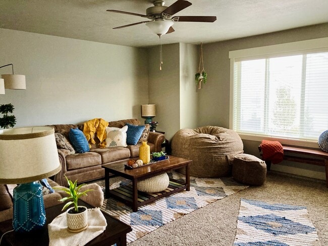 Photo - 697 180 N