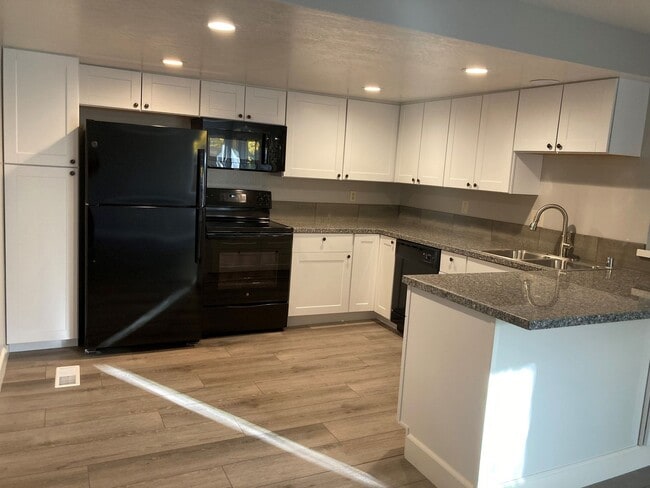 Building Photo - Cute 3 Bedroom Townhome close to UNR