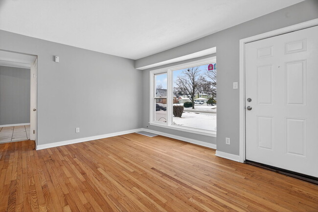 Photo - 106 164th St