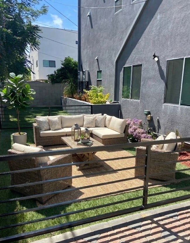 Building Photo - 11514 Emelita St Unit #11514