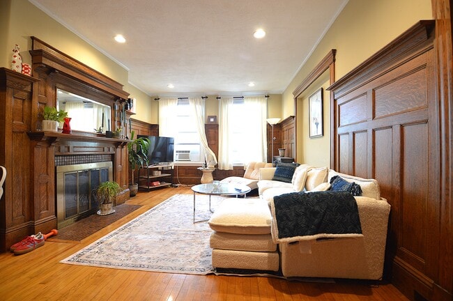 Building Photo - 1793 Beacon St Unit 3 Rental