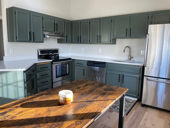 Building Photo - 543 NE Emerson Ave Unit C Rental