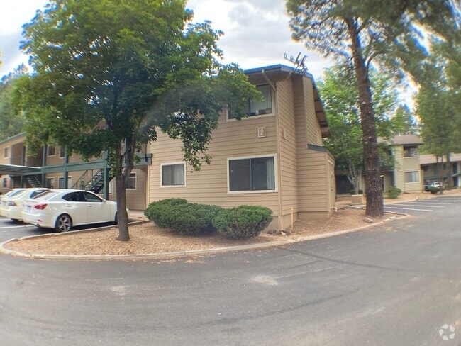 Building Photo - Don't miss out on this charming 2-bedroom,... Rental
