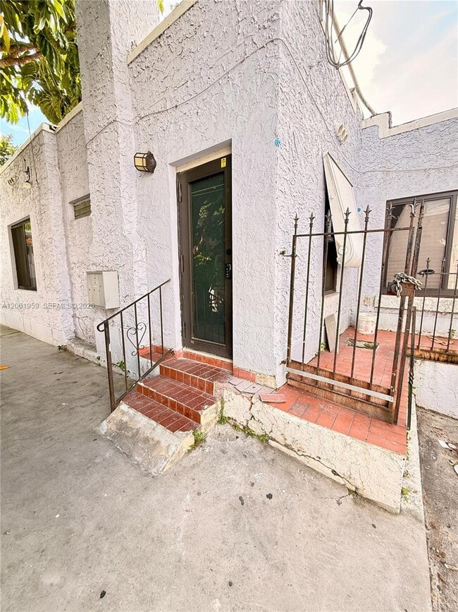 Building Photo - 125 SW 19th Ave Unit 2