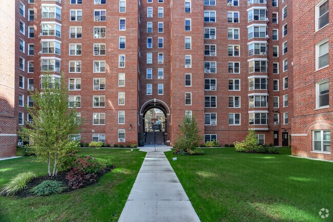 Photo - Flagg Court
