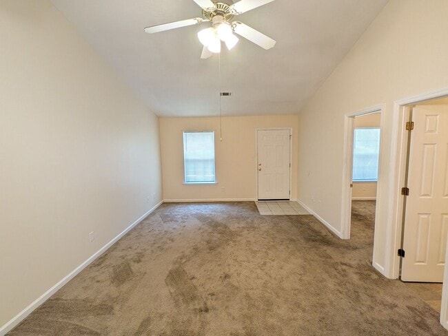 Photo - 526 Edgecliff Ln