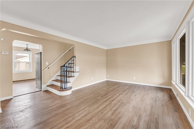 Photo - 655 E 240th St