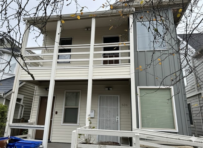 Building Photo - Newly Renovated Duplex in CID