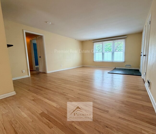 Photo - 2140 Robin Dr