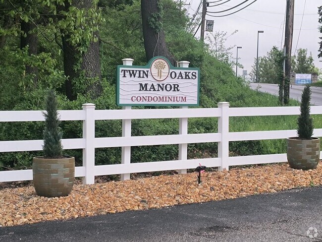 Building Photo - 2029 Sanlin Dr Unit Twin Oaks Manor Rental