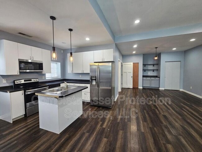 Building Photo - 7302 W Taft St Unit A