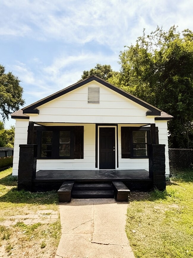 Building Photo - 2606 6th Ave N