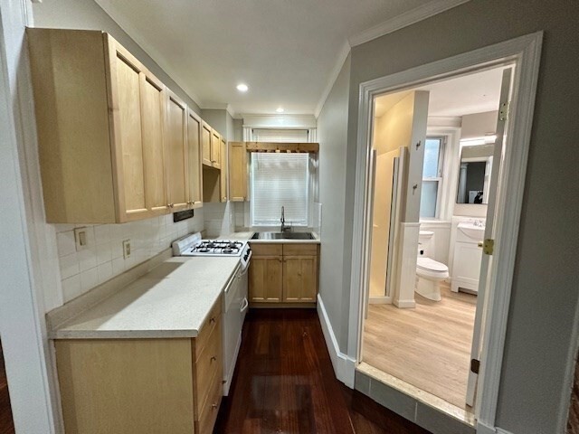 5 Braemore Rd Unit R