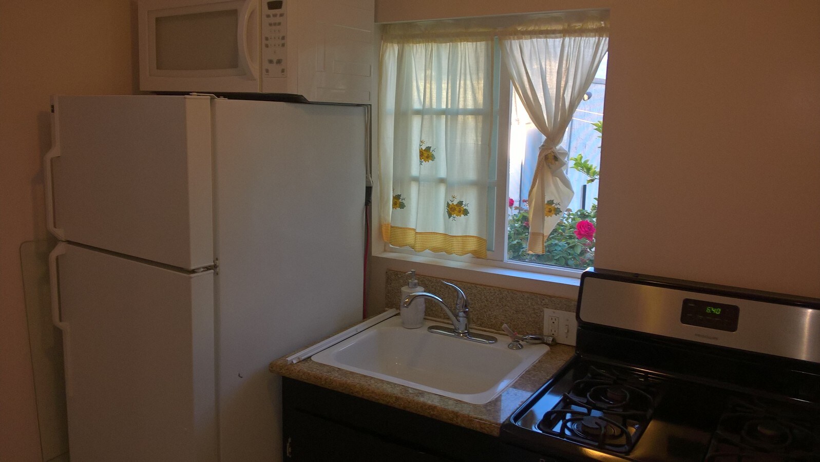 Fully equipped kitchen - 425 S 6th St Apartment Unit Studio