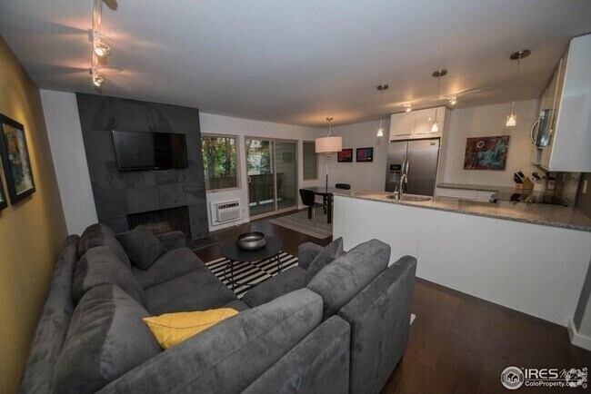 Building Photo - Remodeled 1 Bedroom Condo in North Boulder.