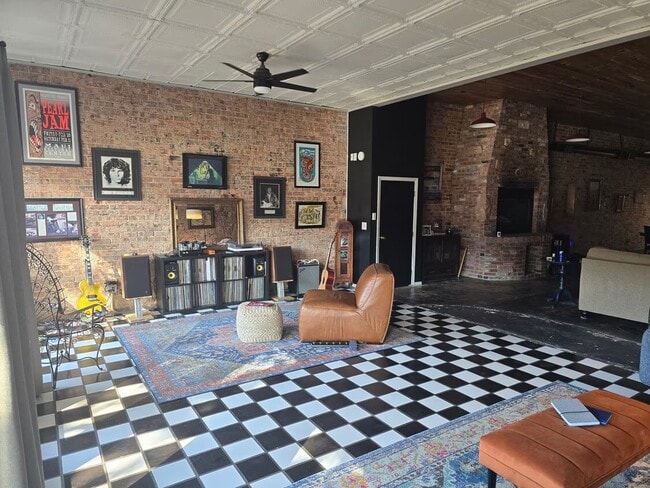 Photo - 827 W Main St